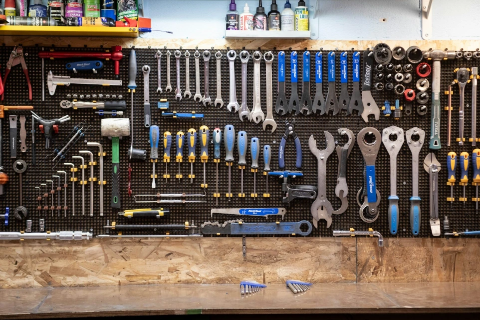 A bunch of tools that are on a table
